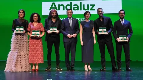 Juanma Moreno, junto a los premiados por su Talento Andaluz