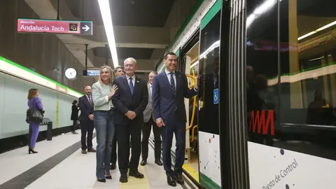 Juanma Moreno en el metro de M&aacute;laga