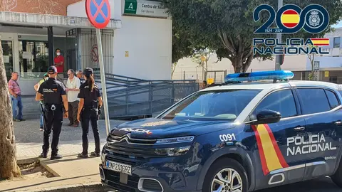 Polic&iacute;a Nacional en el centro de salud de San Benito