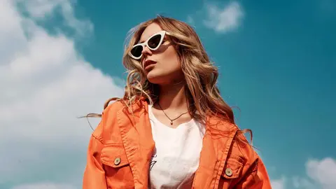 Una mujer a la moda con el nuevo bolso Misako