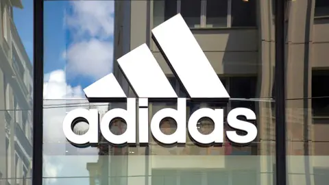 Escaparate de cristal de tienda Adidas