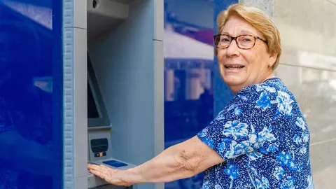 Una pensionista acude al banco para retirar su pensi&oacute;n