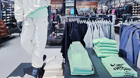 Interior de tienda de moda NIKE