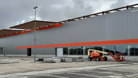 Obras del nuevo local de Obramat en Luz Shopping | Cristo Garc&iacute;a