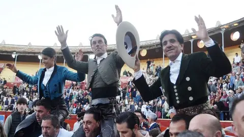 Los tres a hombros I Bre&ntilde;a