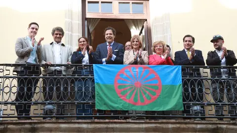 Colocaci&oacute;n de la bandera de la bandera gitana en el balc&oacute;n del Ayuntamiento de Jerez | Cristo Garc&iacute;a