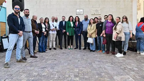 Momento del descubrimiento de la placa que homenajea al pueblo gitano en Almer&iacute;a