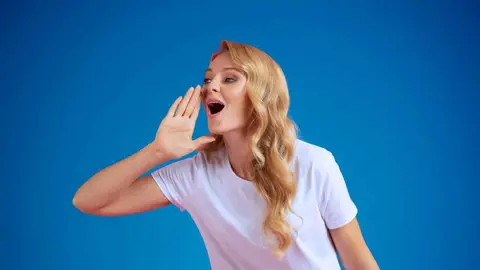 Mujer avisa de ofertas en Decathlon