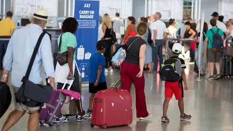 Pasajeros en el aeropuerto de M&aacute;laga, en una imagen de archivo