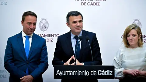 Bruno Garc&iacute;a, junto a los concejales Jos&eacute; Manuel Cossi y Maite Gonz&aacute;lez