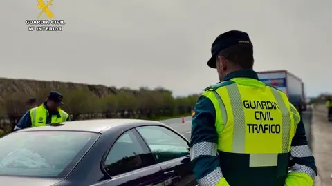 Guardias civiles de tr&aacute;fico en una imagen de archivo