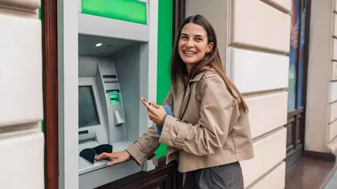 Una pensionista acude al banco a cobrar su pensi&oacute;n