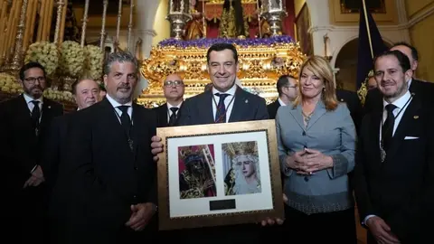 Juanma Moreno, durante su visita a la hermandad del Calvario en Huelva