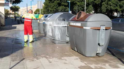 Un operario del servicio de recogida de residuos de Almer&iacute;a