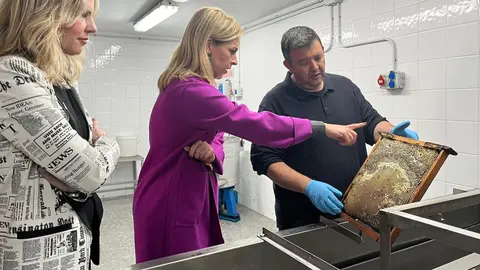 Almudena Mart&iacute;nez, durante su visita a una f&aacute;brica de miel