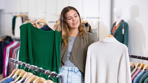 Una mujer comprando en las tiendas de El Corte Ingl&eacute;s