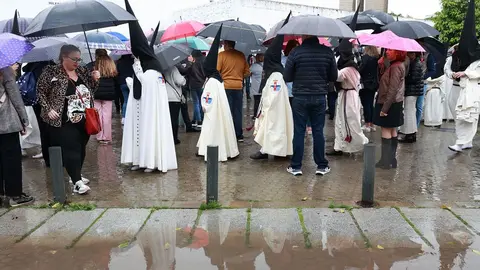 La lluvia est&aacute; desluciendo los desfiles procesionales