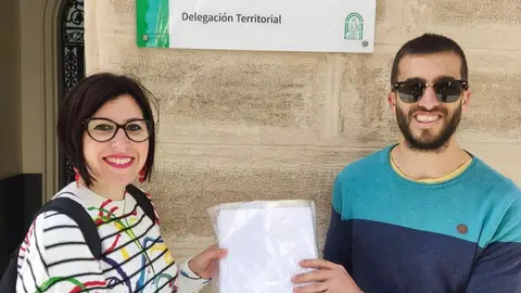 Entrega de firmas en la Delegaci&oacute;n de Educaci&oacute;n