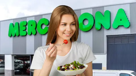 Una mujer probando la ensalada de la casa de Mercadona