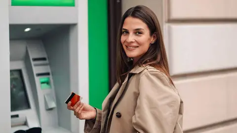 Una pensionista acude al banco a cobrar su pensi&oacute;n