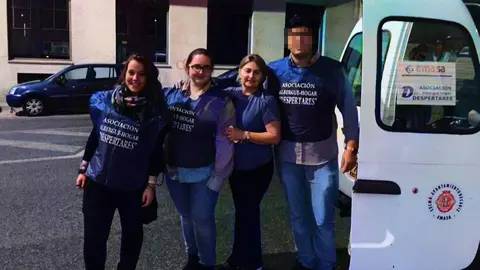 J&oacute;venes de NNGG C&aacute;diz colaboran con la asociaci&oacute;n Despertares copia