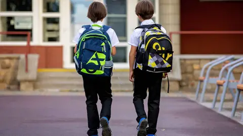 Dos alumnos de camino a clase