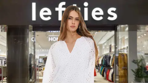 Vestido corto de bordado suizo en Lefties