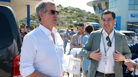 Juanma Moreno, junto a Alberto N&uacute;&ntilde;ez Feij&oacute;o en su visita al circuito de Jerez | Cristo Garc&iacute;a