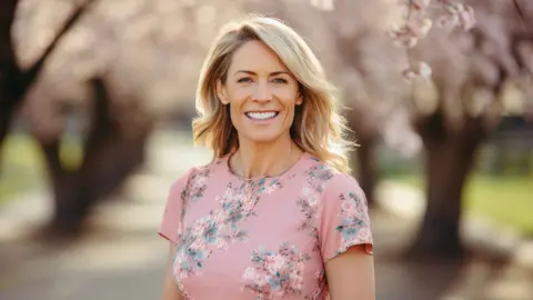 Una mujer a la moda con sandalias de Carrefour