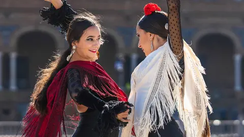 Dos mujeres vestidas de flamenca en la Feria de Abril