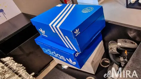 Caja Adidas en lineal de caja