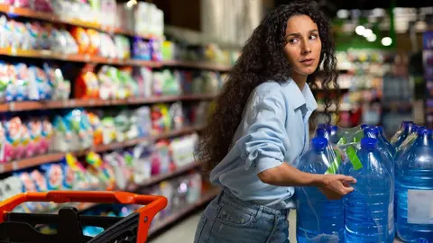Adquiriendo kit de superviviencia en supermercado