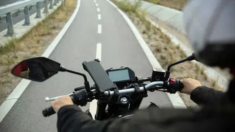 Un motorista en una foto de archivo