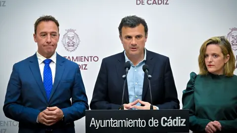 El alcalde de C&aacute;diz, Bruno Garc&iacute;a, junto a los concejales Jos&eacute; Manuel Cossi y Maite Gonz&aacute;lez