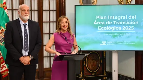 Almudena Mart&iacute;nez, presidenta de la Diputaci&oacute;n, junto a Javier Vidal