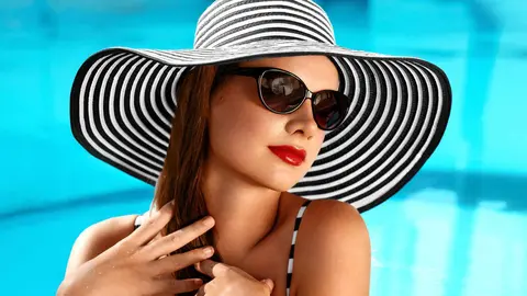 Una mujer a la moda con los bikinis de El Corte Ingl&eacute;s