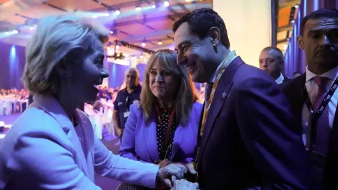 Juanma Moreno saluda a Ursula von der Leyen, presidenta de la Comisi&oacute;n Europea