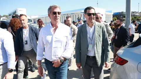 Juanma Moreno y Alberto N&uacute;&ntilde;ez Feij&oacute;o, en una imagen reciente en el circuito de Jerez | Cristo Garc&iacute;a