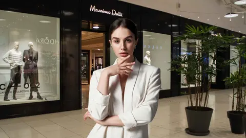Una mujer a la moda con ropa de Massimo Dutti