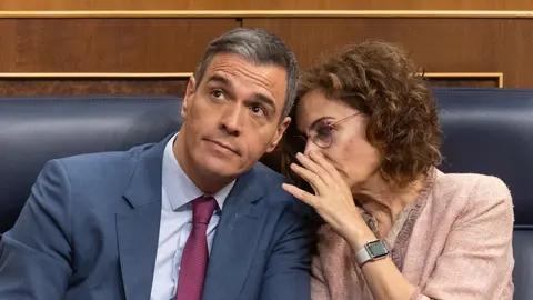 Mar&iacute;a Jes&uacute;s Montero, junto a Pedro S&aacute;nchez en el Congreso de los Diputados (1)