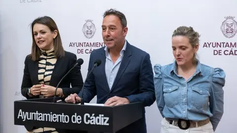 Jos&eacute; Manuel Cossi, junto a Beatriz Gandullo y Maite Gonz&aacute;lez | Cristo Garc&iacute;a
