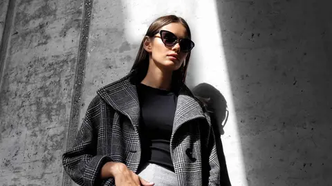 Una mujer a la moda con prendas de Sfera