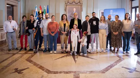 La alcaldesa de Huelva, Pilar Miranda, en el centro de la imagen (1)