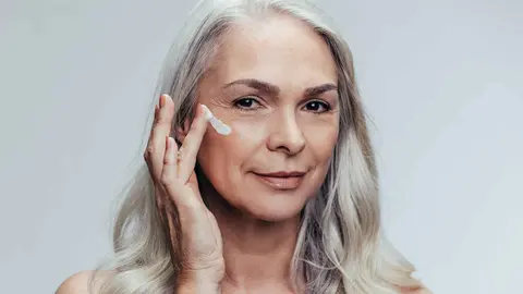 Una mujer con la nueva crema de Mercadona