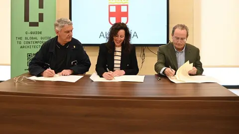 Imagen de la firma del convenio entre el Ayuntamiento de Almer&iacute;a y la Fundaci&oacute;n Arquitectura Contempor&aacute;nea