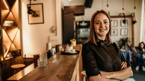 Foto de archivo de una camarera en un establecimiento