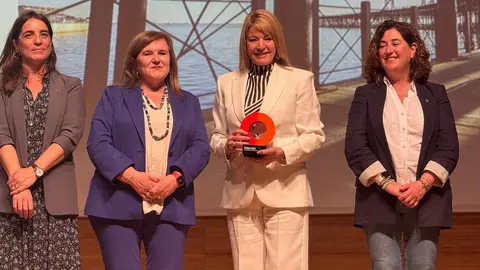 Pilar Miranda, alcaldesa de Huelva, ha recogido la distinci&oacute;n