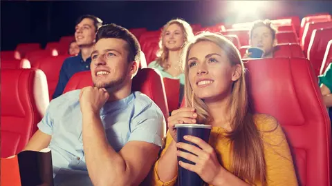 Foto de archivo de una pareja en una sala de cine