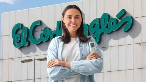 Una mujer en las tiendas de El Corte Ingl&eacute;s