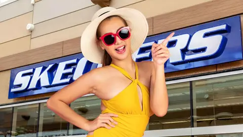 Una mujer a la moda con sandalias de Skechers